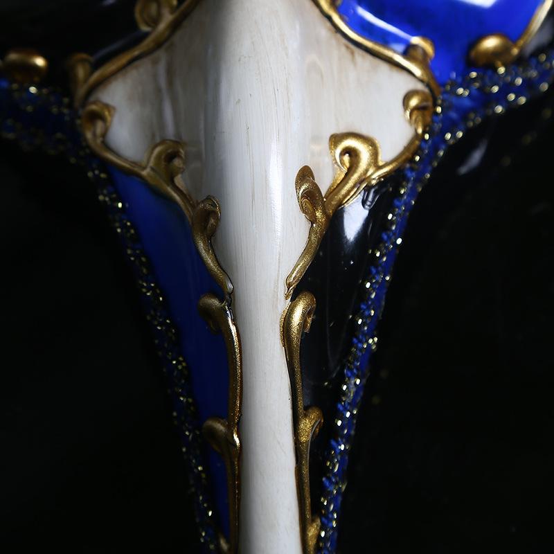 Détail du masque vénitien long nez bleu et blanc avec décorations dorées et strass