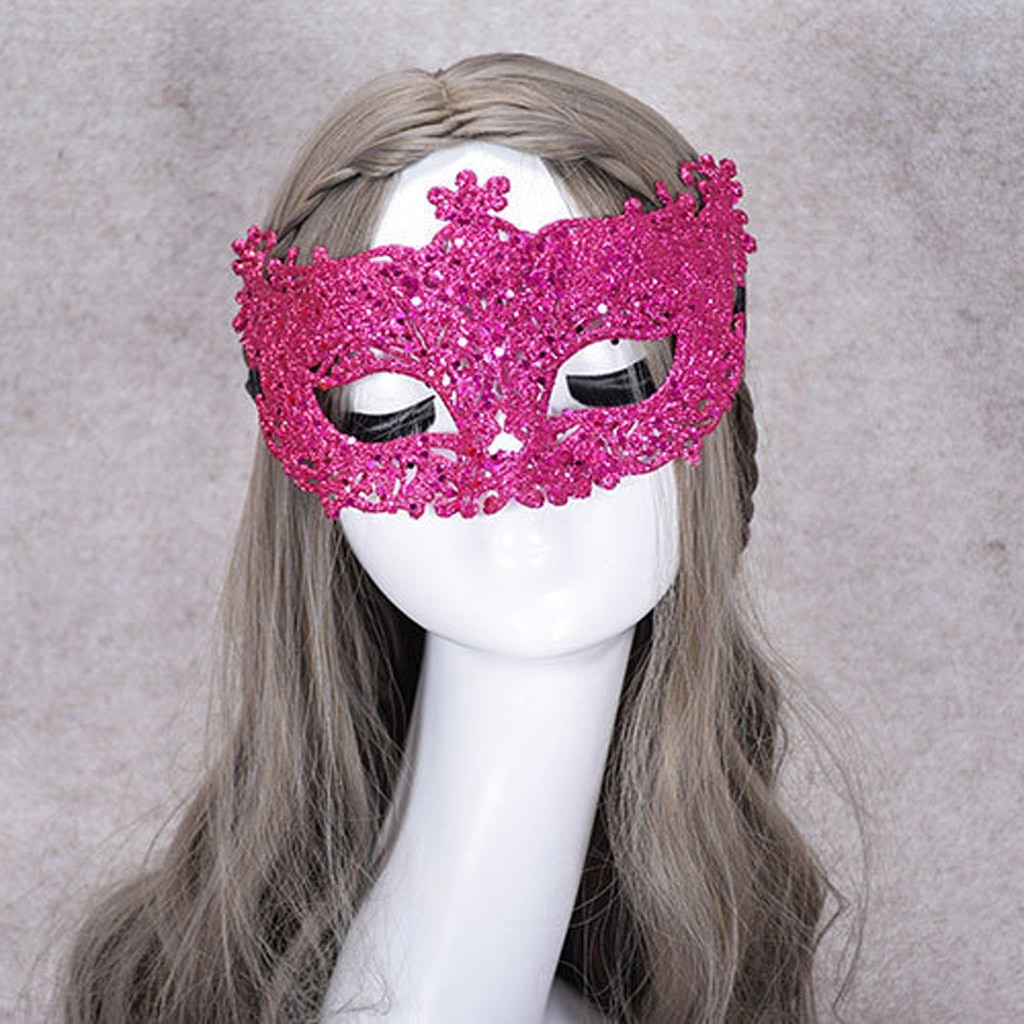 Masque loup vénitien en dentelle rose fuchsia avec strass, porté sur un mannequin avec cheveux longs gris