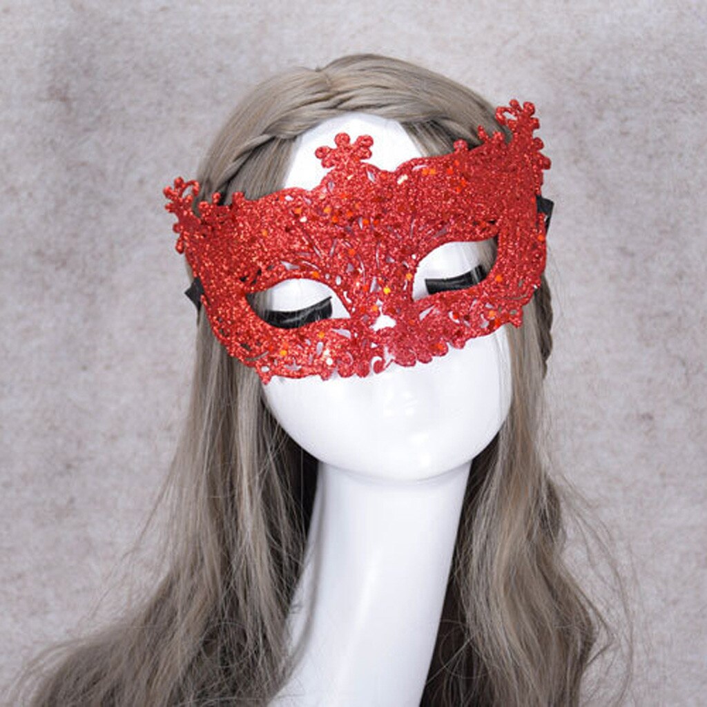 Masque loup vénitien dentelle rouge avec motifs baroques et finition scintillante porté sur un mannequin