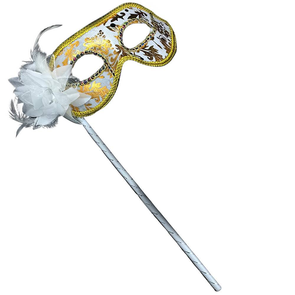 Masque vénitien avec bâton en tissu doré et blanc orné de motifs baroques, plume blanche et fleur décorative sur le côté