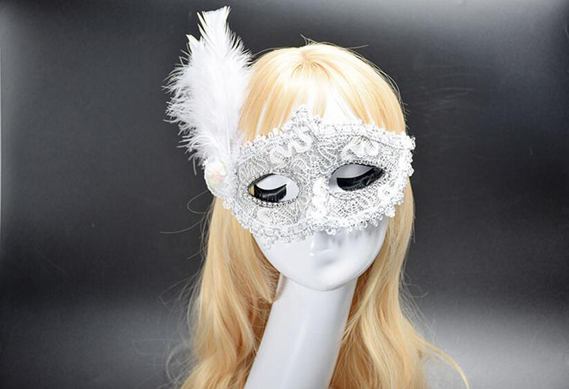 Masque vénitien blanc en dentelle avec plumes blanches sur le côté, vue de face sur mannequin
