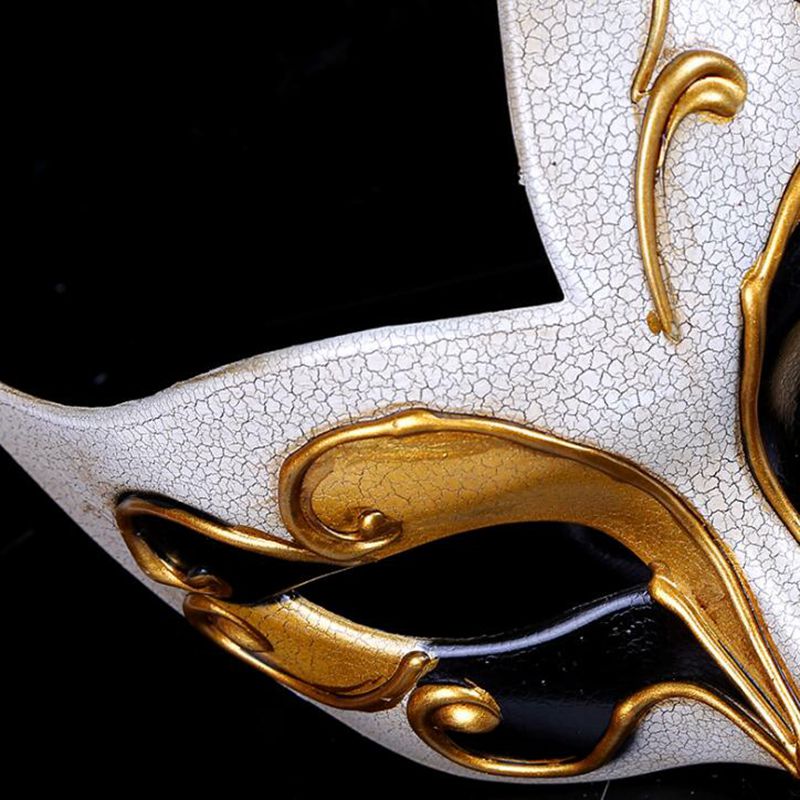 Détail masque vénitien flamme blanc craquelé avec décor doré baroque autour de l'œil