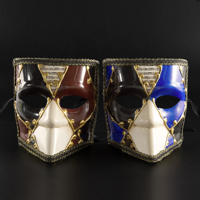 Masque vénitien intégral musique en céramique avec motif losanges bordeaux, bleu, noir et blanc, bordure dorée et détails dorés