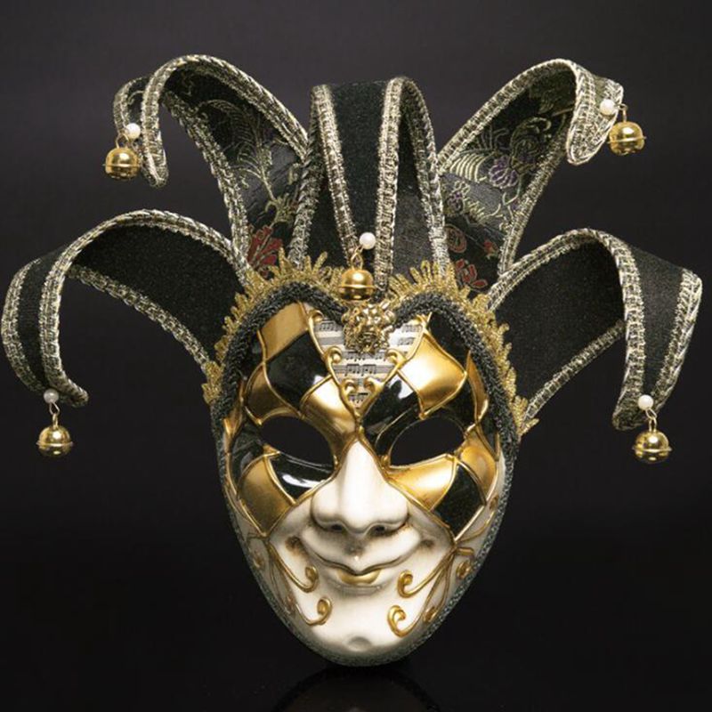 Masque vénitien Joker en résine avec motif losanges noirs et dorés, décor baroque avec grelots dorés sur les pointes du chapeau