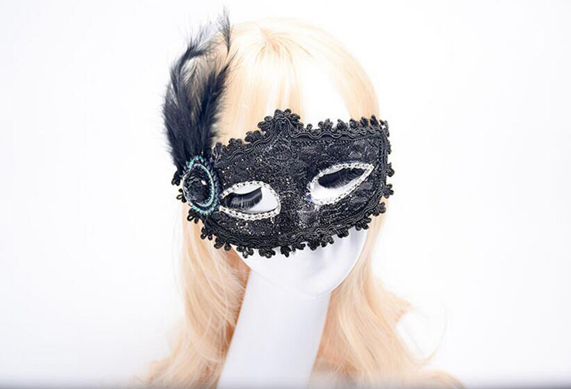 Masque vénitien noir en dentelle avec plume noire et détail strass sur le côté