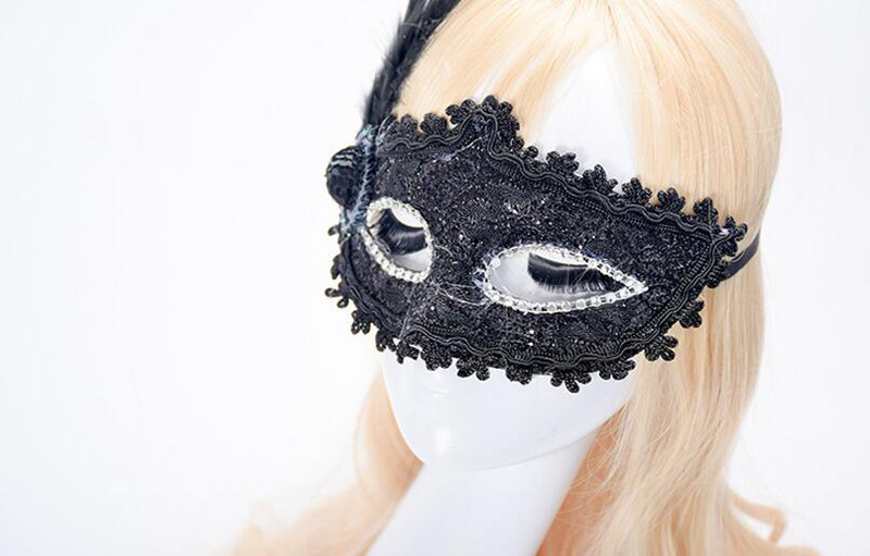 Masque vénitien noir en dentelle avec plumes sur mannequin blond, vue de face