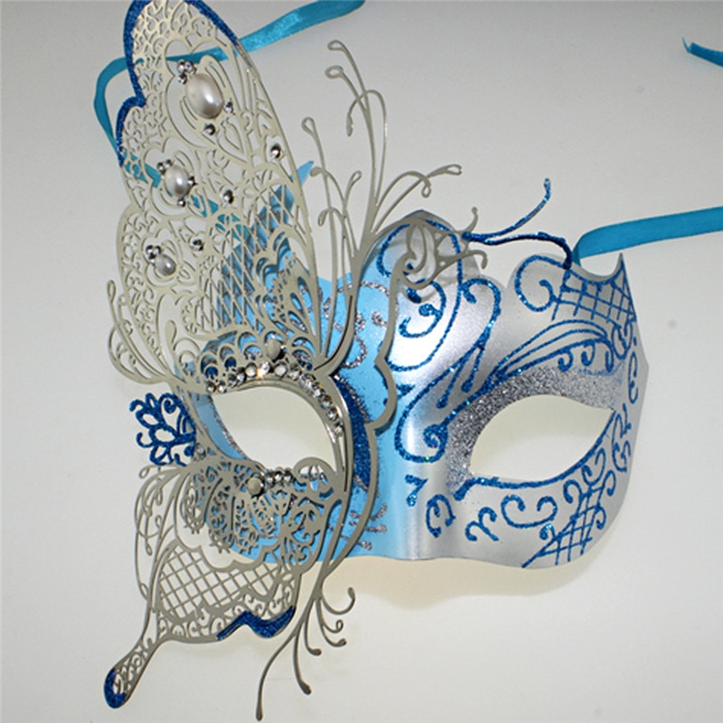 Masque vénitien papillon bleu et argenté avec motifs baroques et décor en dentelle métallique