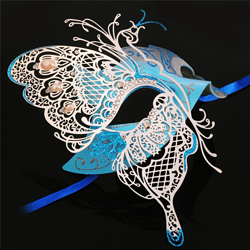 Masque vénitien papillon bleu et ivoire en métal ajouré avec motifs baroques et détails dorés