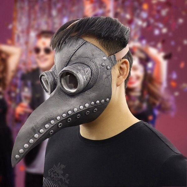 Masque vénitien Peste en cuir noir avec rivets métalliques argentés, vue de profil sur un visage masculin
