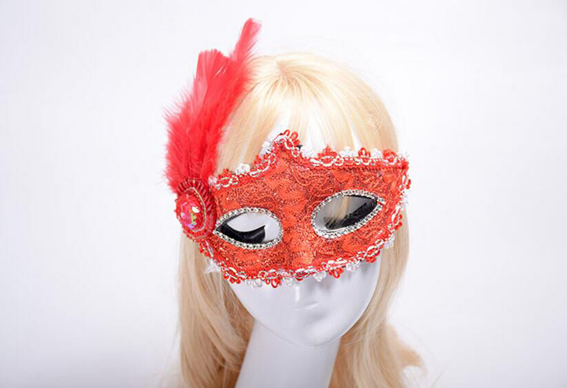 Masque vénitien plume rouge en dentelle avec strass et plume décorative sur le côté