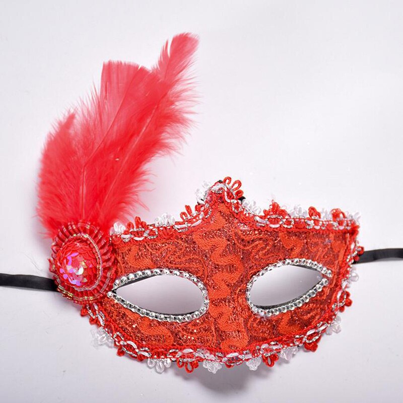 Masque vénitien plume rouge avec dentelle et strass, détail plume élégante sur le côté