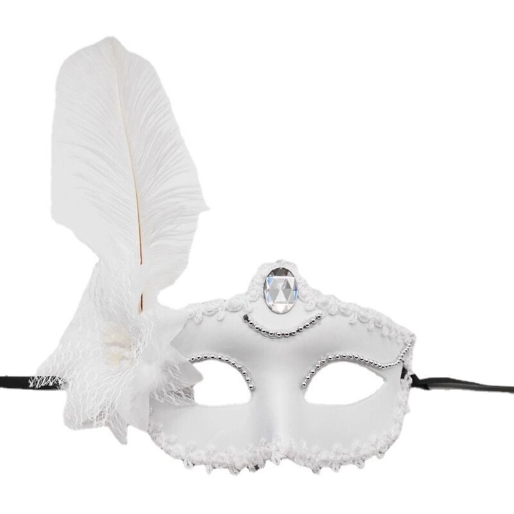 Masque de bal vénitien blanc en matière satinée avec bordure en dentelle, orné d'une grande plume blanche élégante et d'un strass central