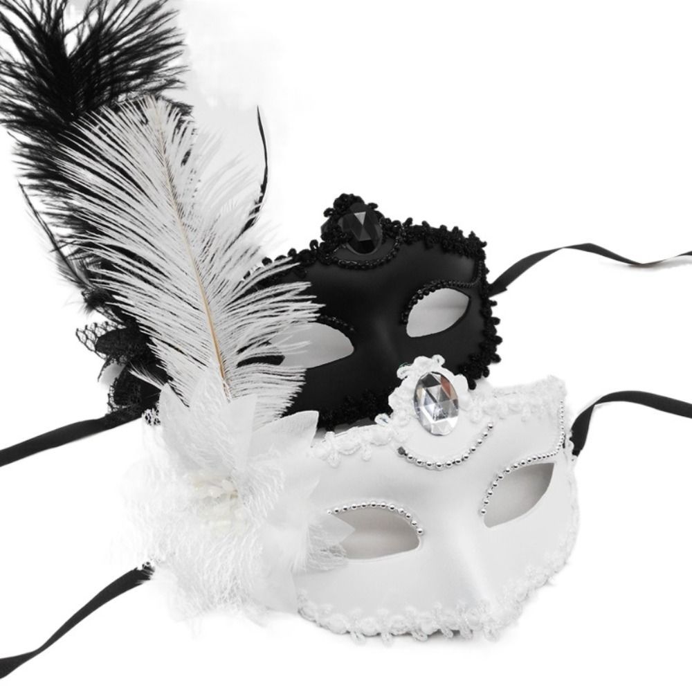 Masque de bal vénitien blanc avec plume élégante noire et blanche, strass et dentelle, détail de décoration baroque