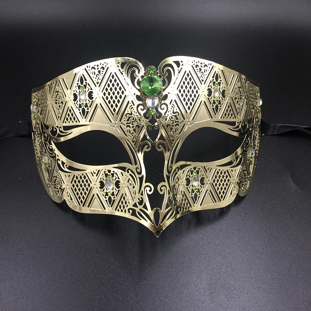 Masque Carnaval de Venise doré en métal ajouré avec pierres vertes au centre et motifs baroques