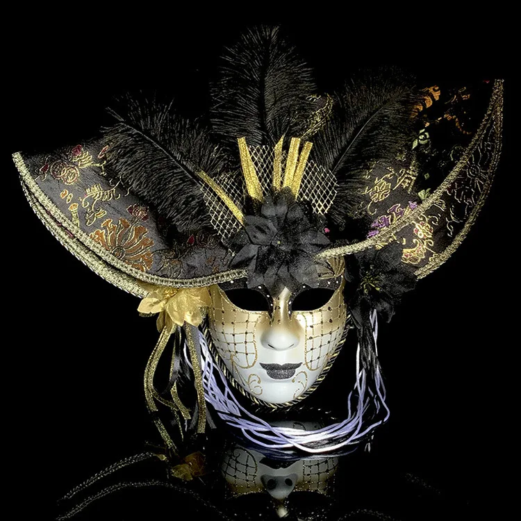 Masque Carnaval de Venise visage blanc avec motifs dorés, coiffe baroque noire et or ornée de plumes noires et rubans