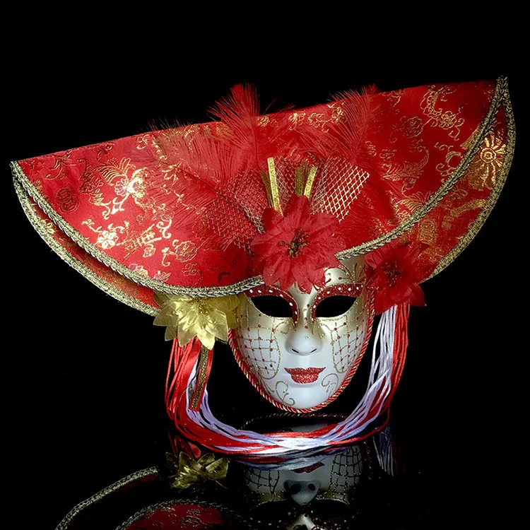 Masque Carnaval de Venise visage blanc avec coiffe baroque rouge et or ornée de plumes et motifs dorés