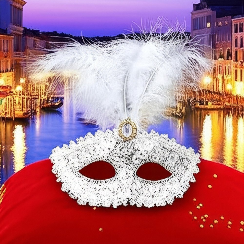 Masque Commedia Dell’Arte blanc en dentelle avec plumes blanches et strass doré, décoré d'un bijou central, posé sur tissu rouge devant un canal vénitien au crépuscule
