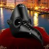 Masque Commedia Dell’Arte Médecin De La Peste noir en cuir avec rivets argentés et lunettes rondes, posé sur coussin rouge
