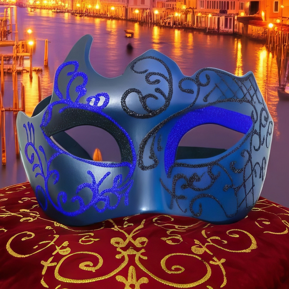 Masque loup vénitien bleu en matière satinée avec motifs baroques noirs, posé sur un coussin rouge brodé doré, ambiance carnaval de Venise