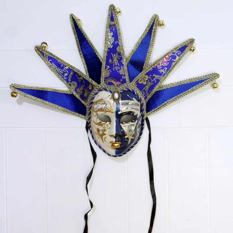 Masque vénitien bouffon bleu et doré avec motifs baroques et clochettes, vue de face