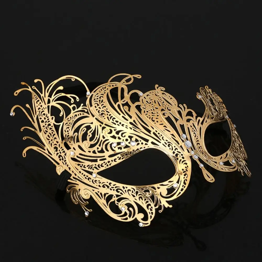 Masque vénitien doré élégant en métal finement découpé avec motifs baroques ajourés