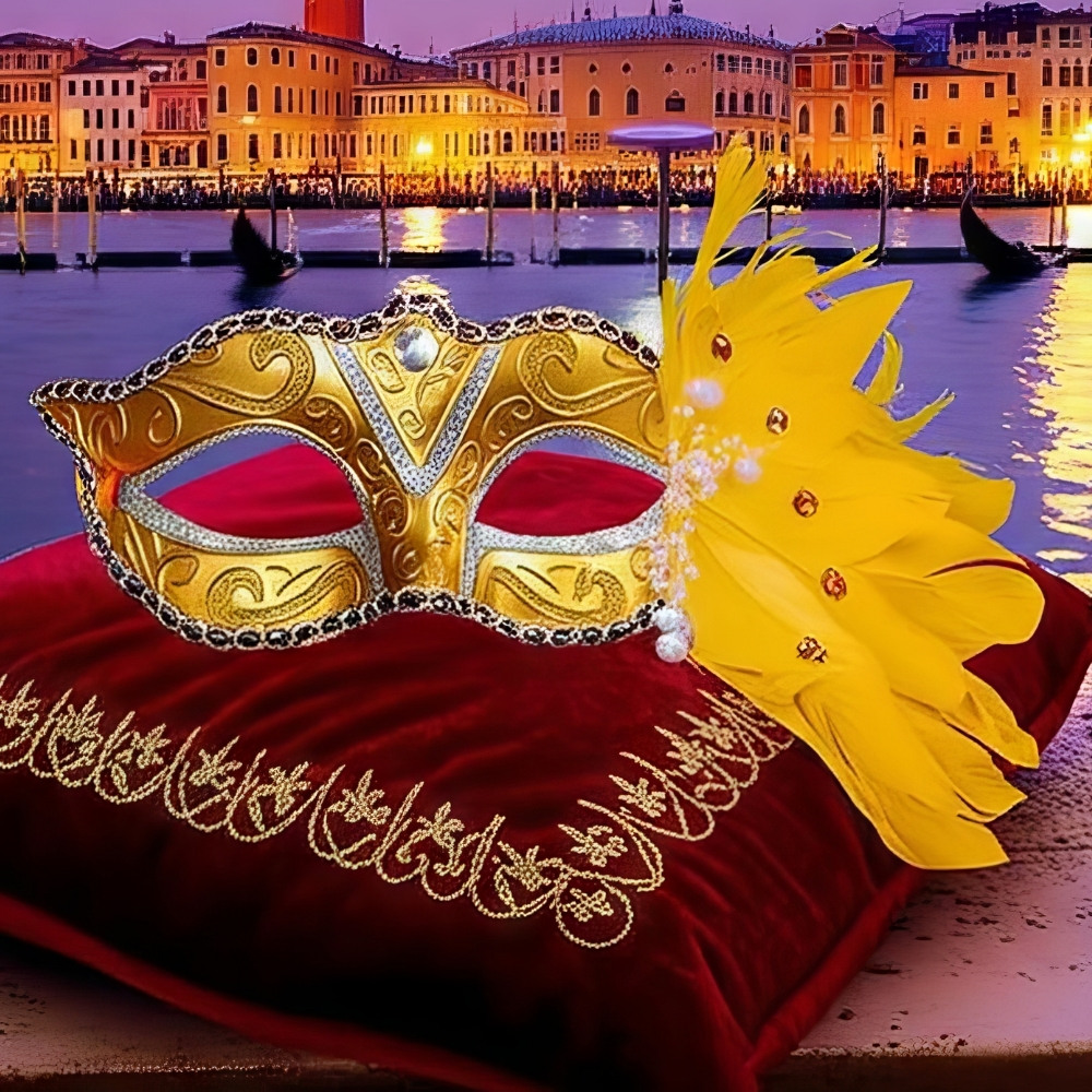 Masque vénitien jaune et or en plumes avec décorations baroques posé sur un coussin rouge brodé devant un canal de Venise au coucher du soleil